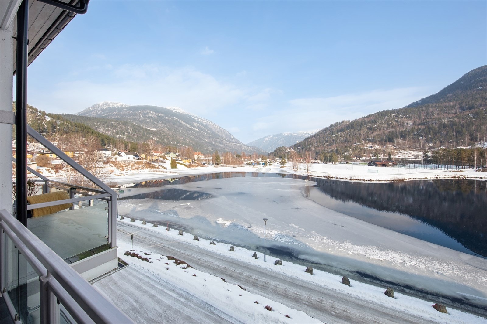 Eiendommen ligger på Skutevollen - et av Seljords mest attraktive områder. Fra leiligheten er det en vidstrakt utsikt over Seljordsvatnet og fjellene. Galleribilde