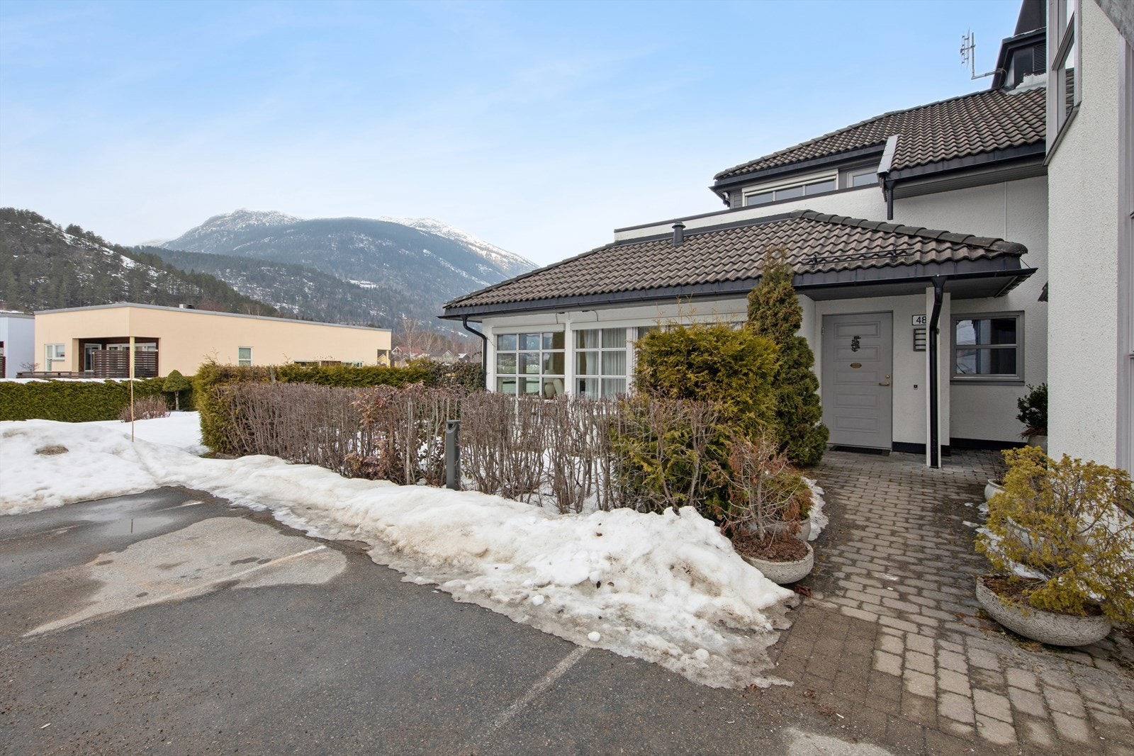 Rolige, barnevennlige omgivelser i blindvei uten gjennomgangstrafikk. Velkommen til en hyggelig visning i Skipperbakken 48! Galleribilde