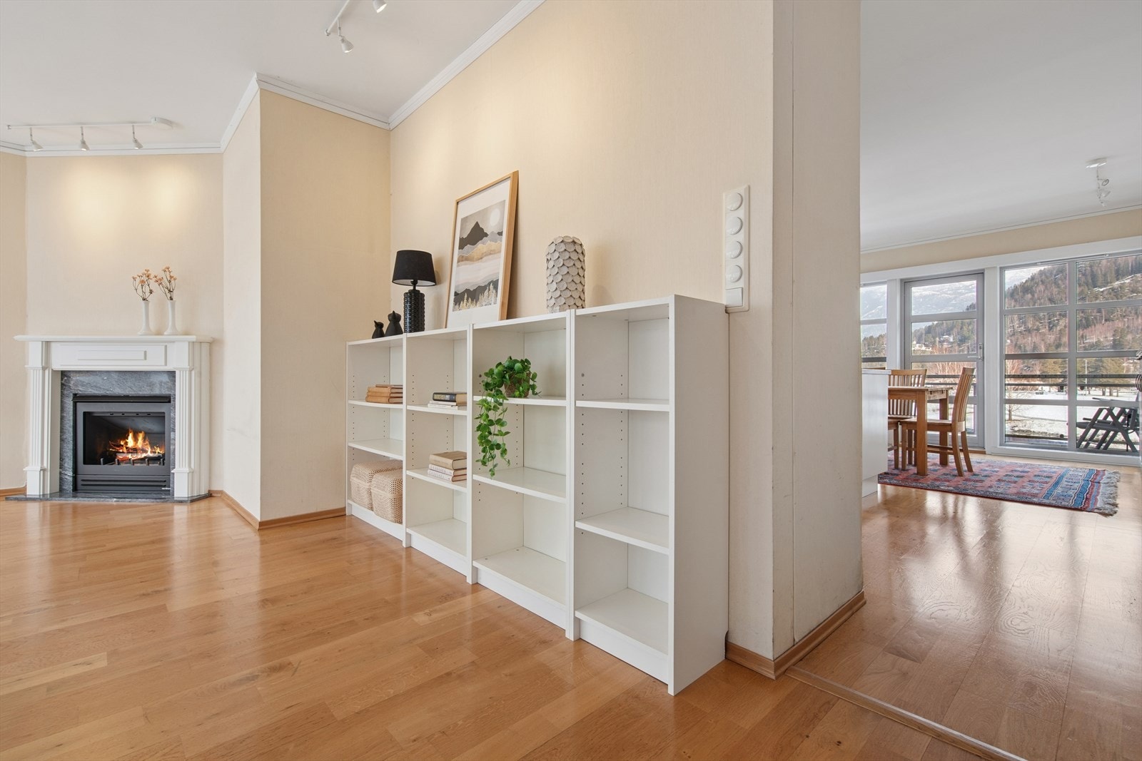 En gass- eller bioetanolovn gir ekstra varme og en hyggelig atmosfære i stuen. Galleribilde