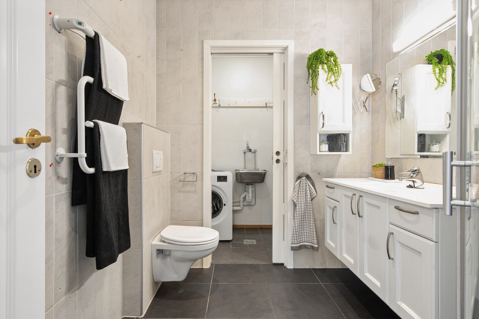 Fra badet er det direkte adkomst til et praktisk, separat vaskerom. Galleribilde