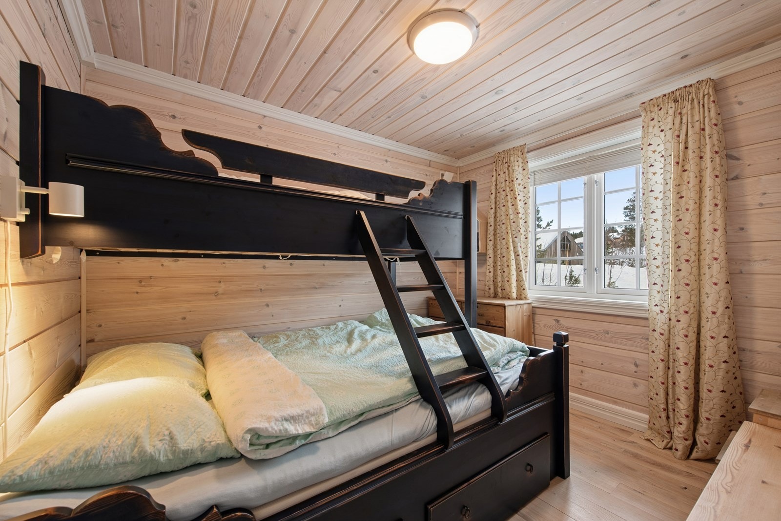 Det er god plass til dobbeltseng/køyesenger og alle soverommene har parkett på gulv og panelte vegger og himling. Galleribilde