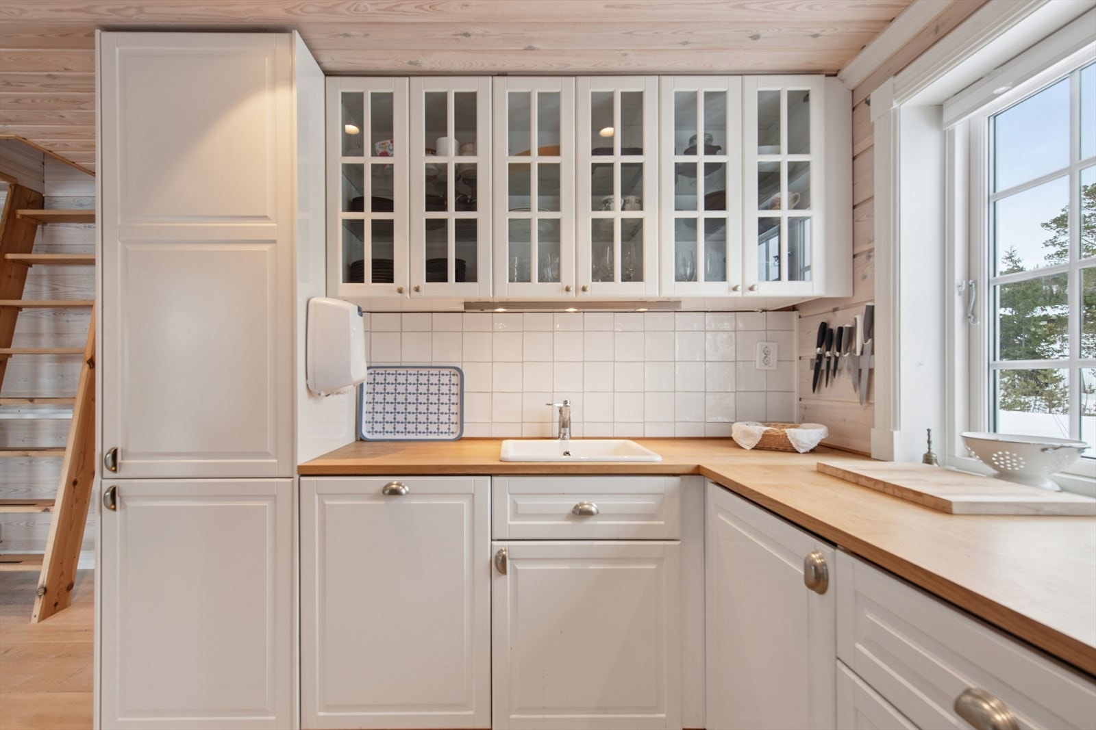 Moderne og fin kjøkkeninnredning fra IKEA med stilrene hvite heltre dør- og skuffronter, supplert med en solid benkeplate i heltre eik og et elegant benkebeslag i porselen. Galleribilde