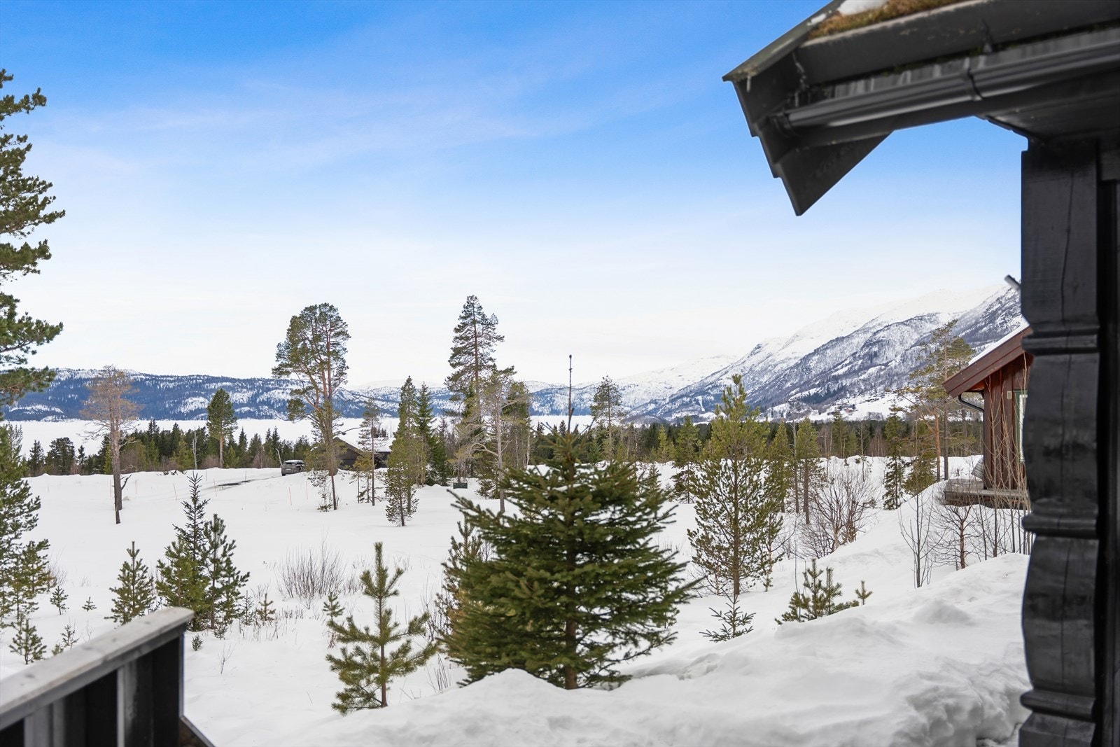 Fra terrassen er det fantastisk utsikt mot naturskjønne omgivelser. Galleribilde