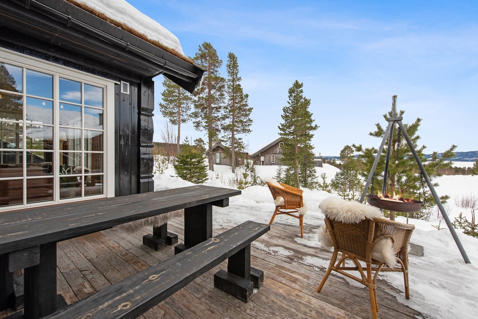 Den store terrassen er et naturlig samlingspunkt med god plass til utemøbler og bålpanne. Galleribilde