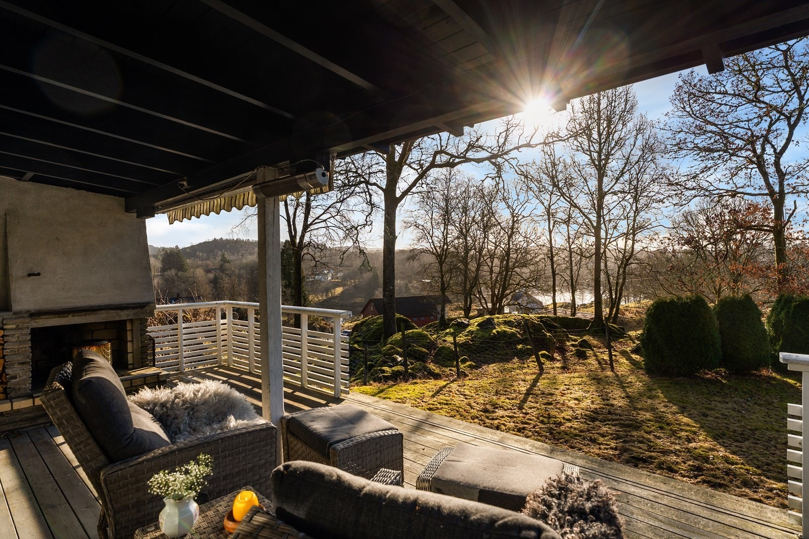 Flott uteområde med terrasse, plen og gode solforhold. Galleribilde