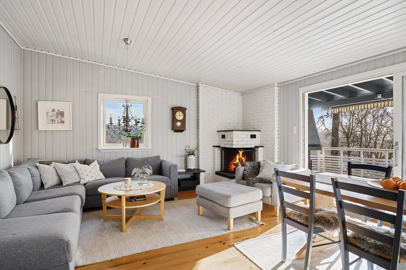 Koselig stue med peis og god plass til familie og gjester. Galleribilde