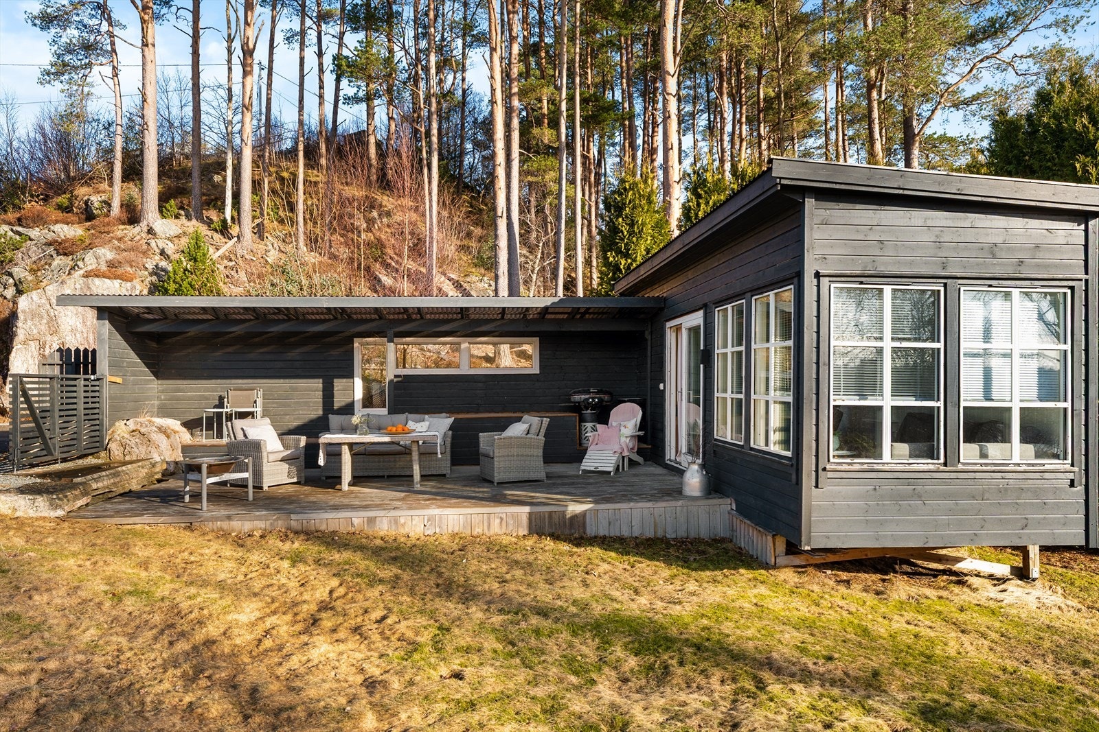 Flott anneks med terrasse. (Ikke søkt og godkjent av Tysvær Kommune) Galleribilde