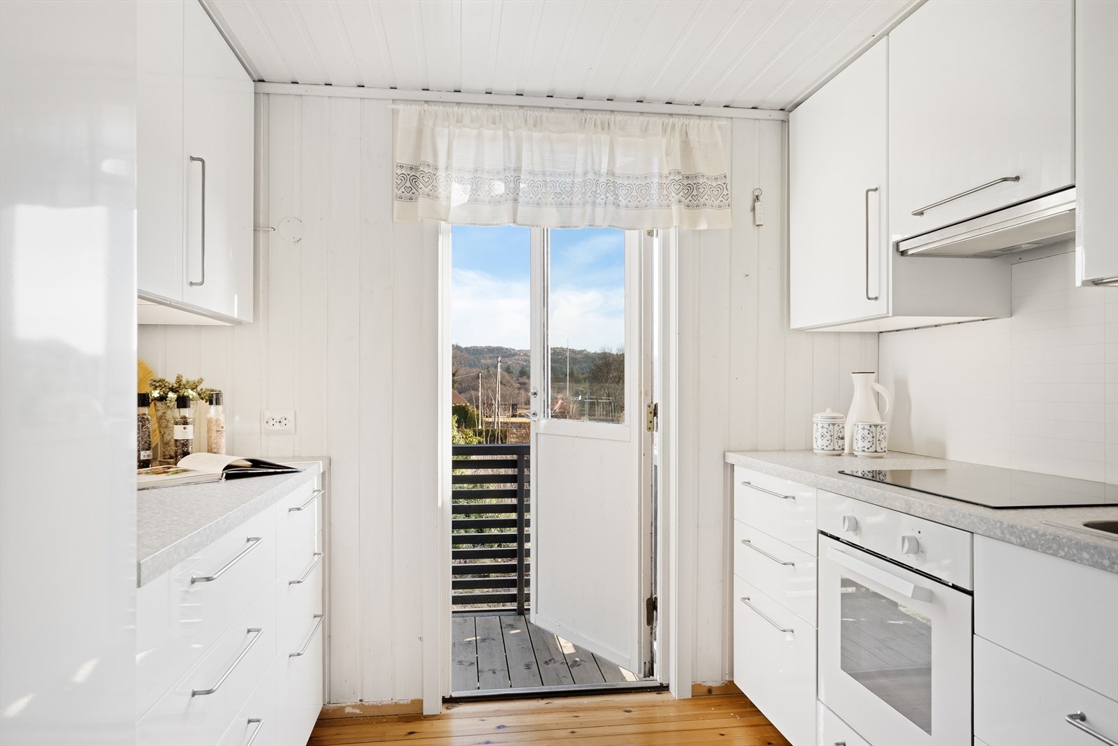 Praktisk kjøkken med direkte utgang til uteområde Galleribilde