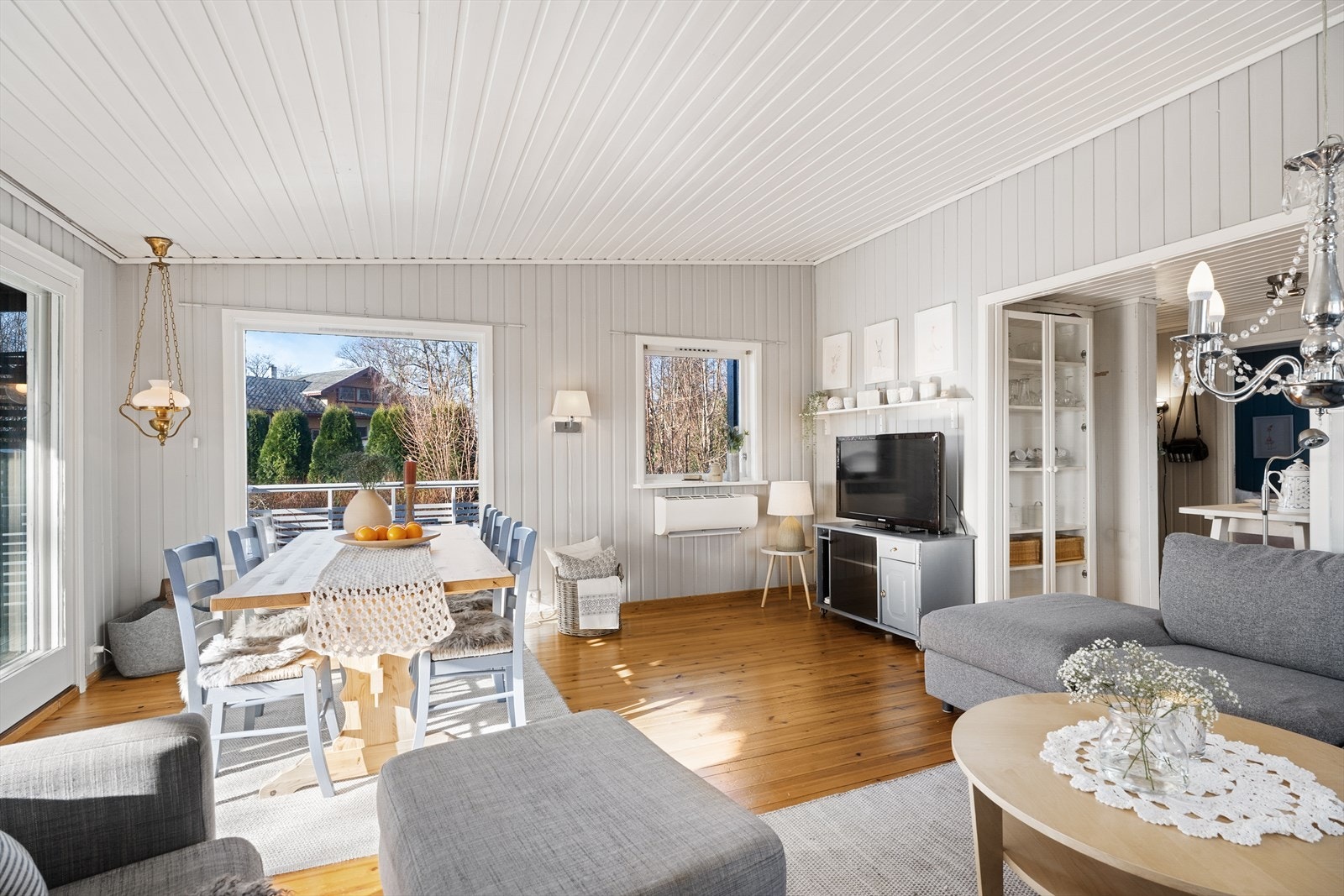 Lys og hyggelig stue med plass til både sofagruppe og spisebord. Galleribilde