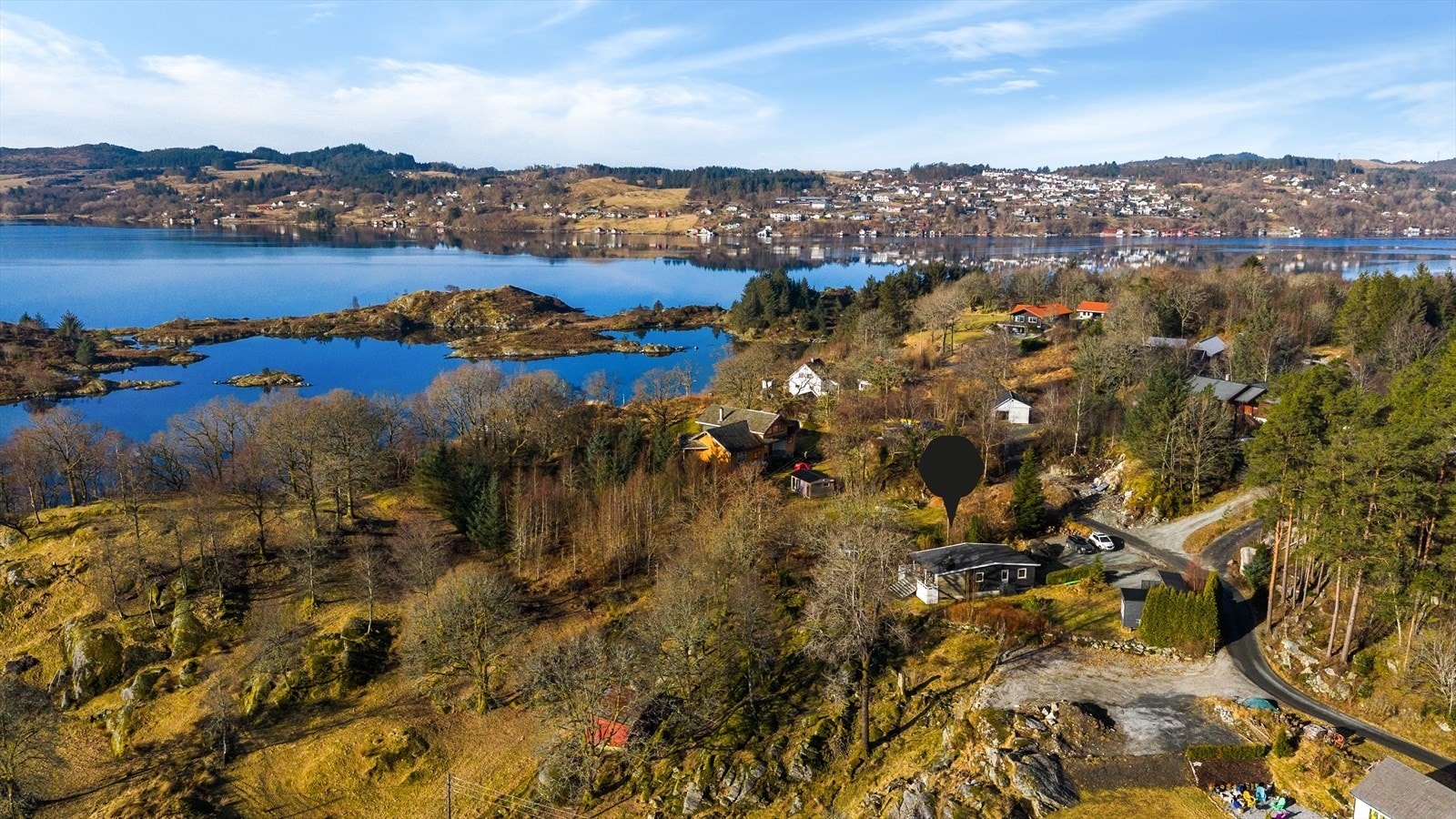 Oversiktsbilde som viser eiendommen og den landlige beliggenheten i området Galleribilde