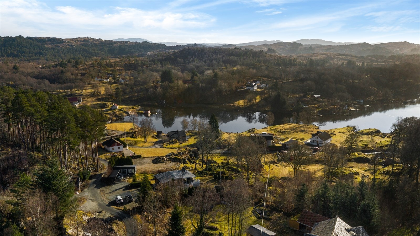 Tilhørende hytteeiendommen følger også en 2/8 ideell andel i sjøtomt gnr. 69, bnr. 45 Galleribilde