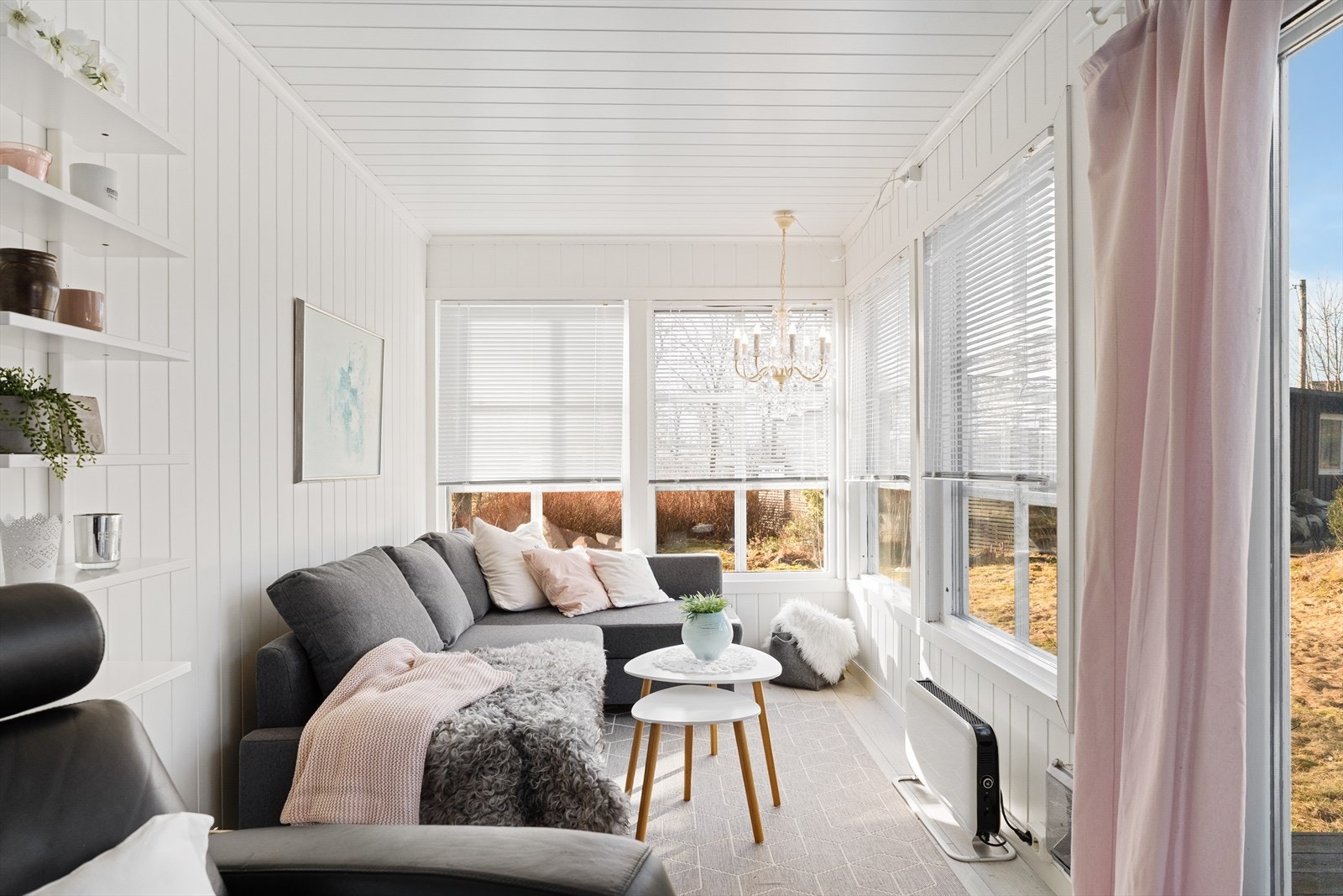 Lys og koselig hagestue med god plass Galleribilde