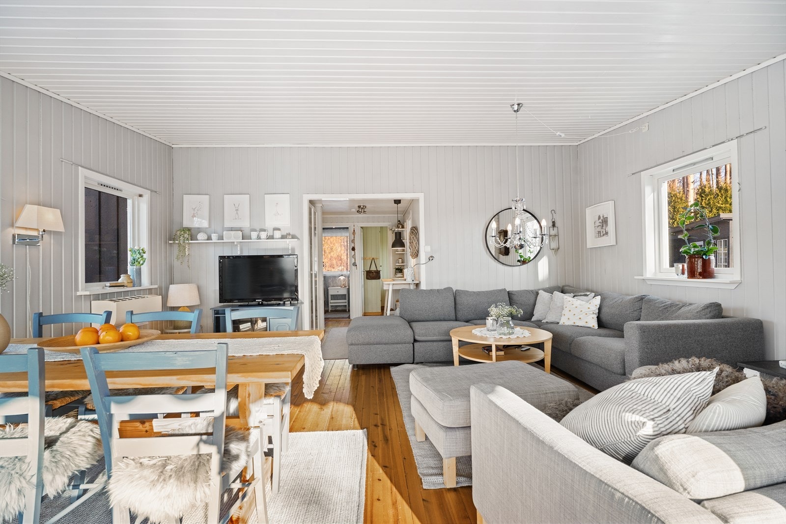 Lys og innbydende stue med god plass til både sofagruppe og spiseplass. Galleribilde