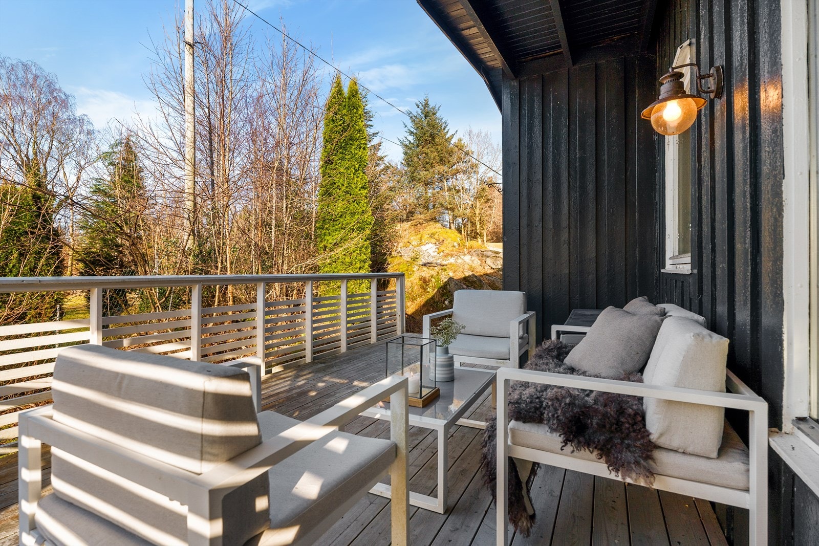 Terrasse med god plass til sosiale sammenkomster. Galleribilde