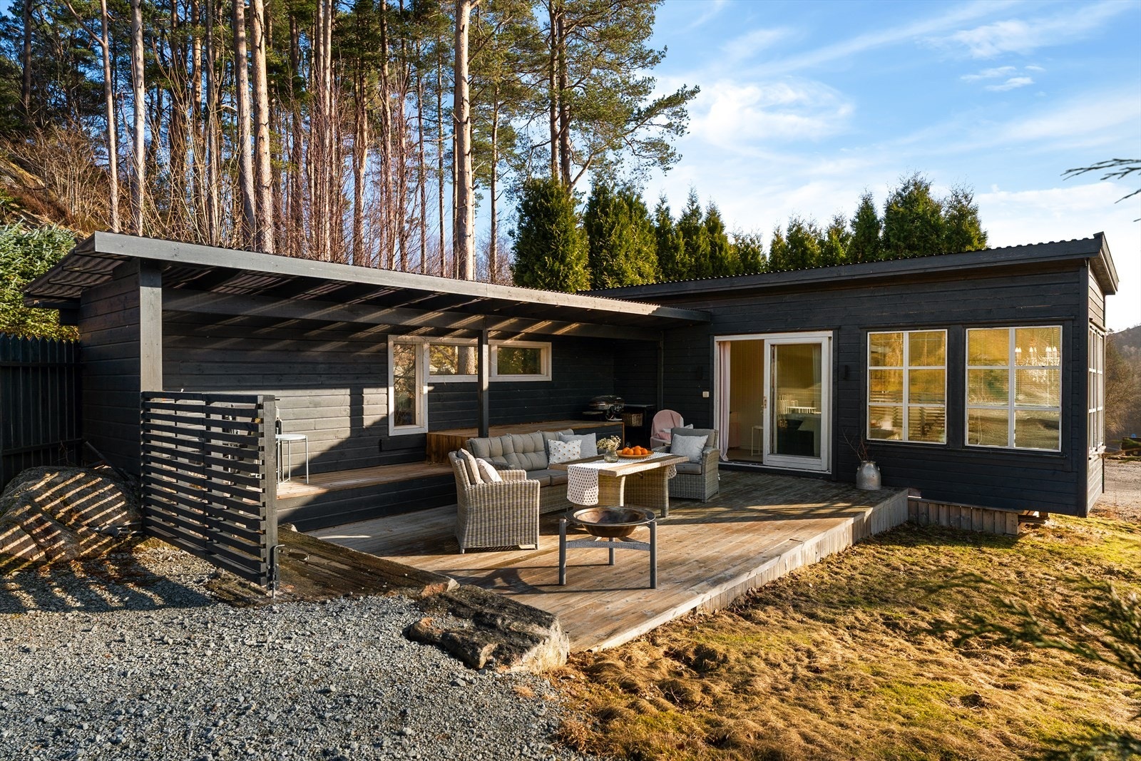 På eiendommen finnes også anneks med tilhørende terrasse som gir ekstra plass til overnatting eller oppbevaring. (Ifølge kart oppført på naboeiendommen, eiendommen har ikke nøyaktige grenser da den ikke er oppmålt) Galleribilde