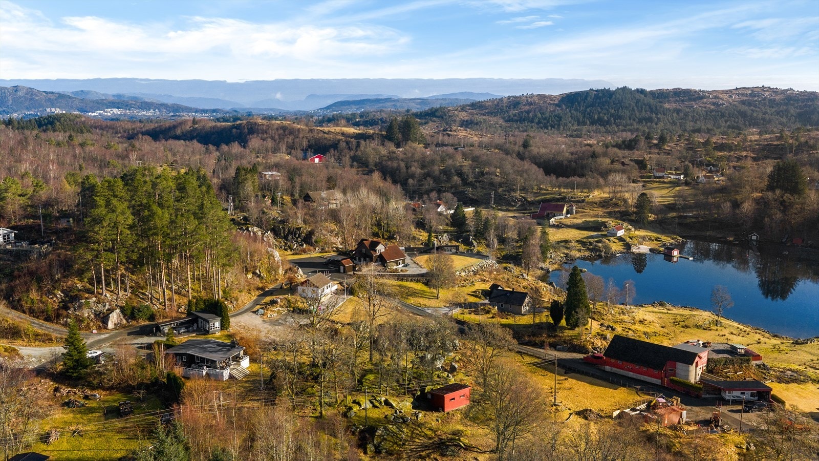 Landlig område med kort vei til turområder og til fjorden. Galleribilde
