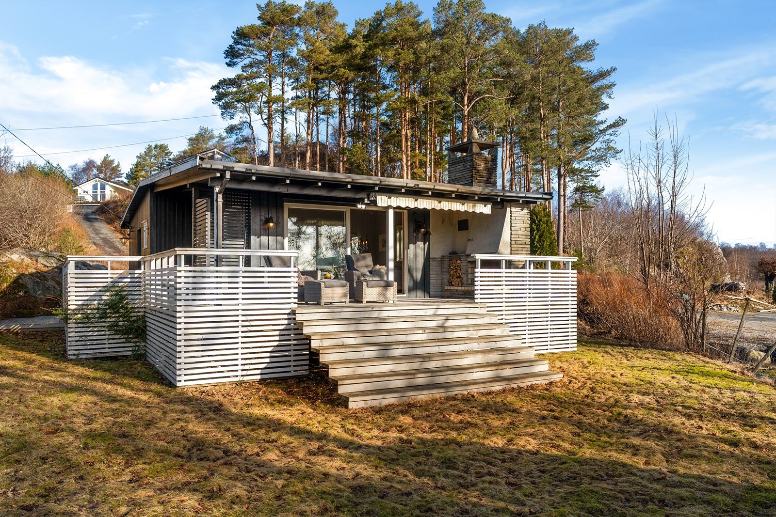 Koselig fritidsbolig med naturskjønn beliggenhet i Førresfjorden. Galleribilde