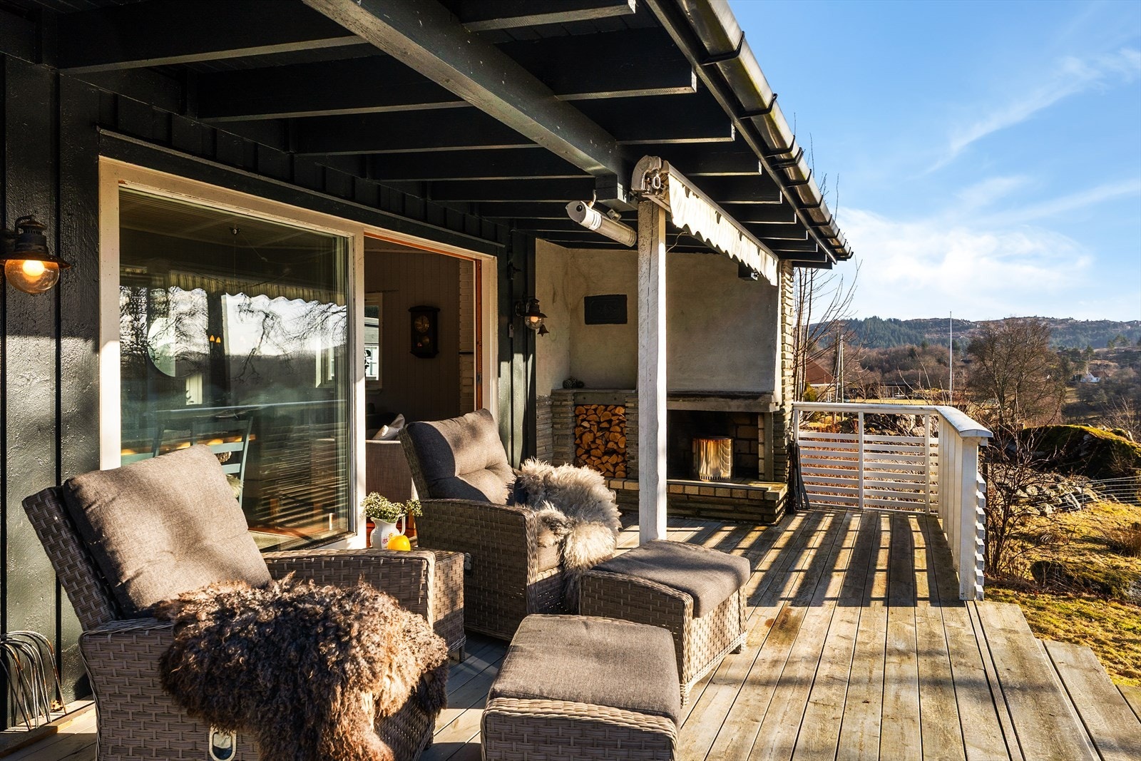 Solrik uteplass med flott utsikt og landlig beliggenhet. Et rolig og hyggelig sted å nyte fine dager utendørs. Galleribilde