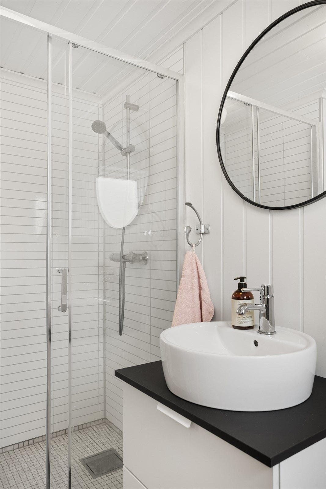 Praktisk bad med dusjløsning Galleribilde