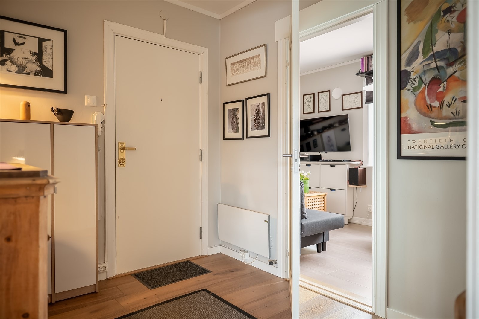 Entréen binder sammen alle rom i boligen på en god og praktisk måte. Galleribilde