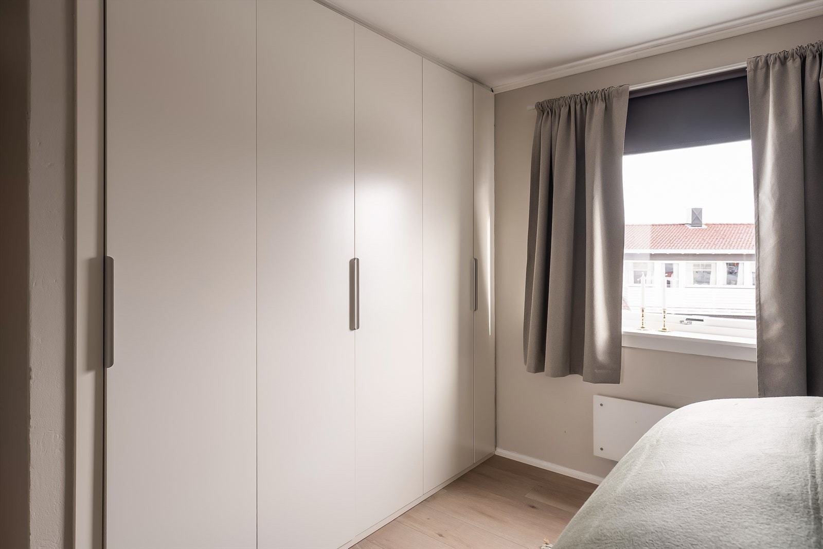 Det er også bygd garderobe langs den andre veggen, som gir godt med plass til klesoppbevaring. Galleribilde