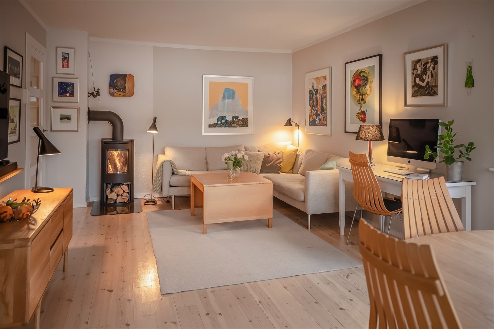 Boligen er malt i tidsriktige farger og gulvet er hvitoljet for et moderne uttrykk. Galleribilde