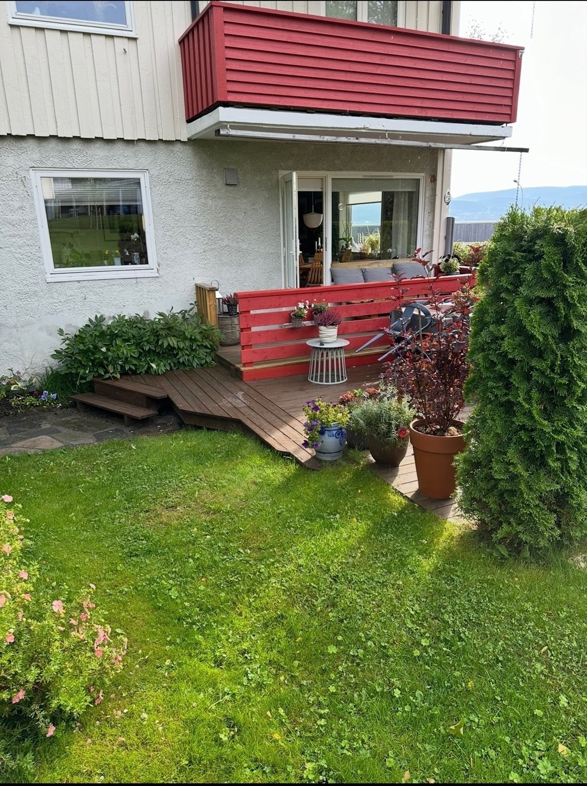 Uteområdet rundt boligen er grønt, frodig og innbydende i sommerhalvåret. Galleribilde