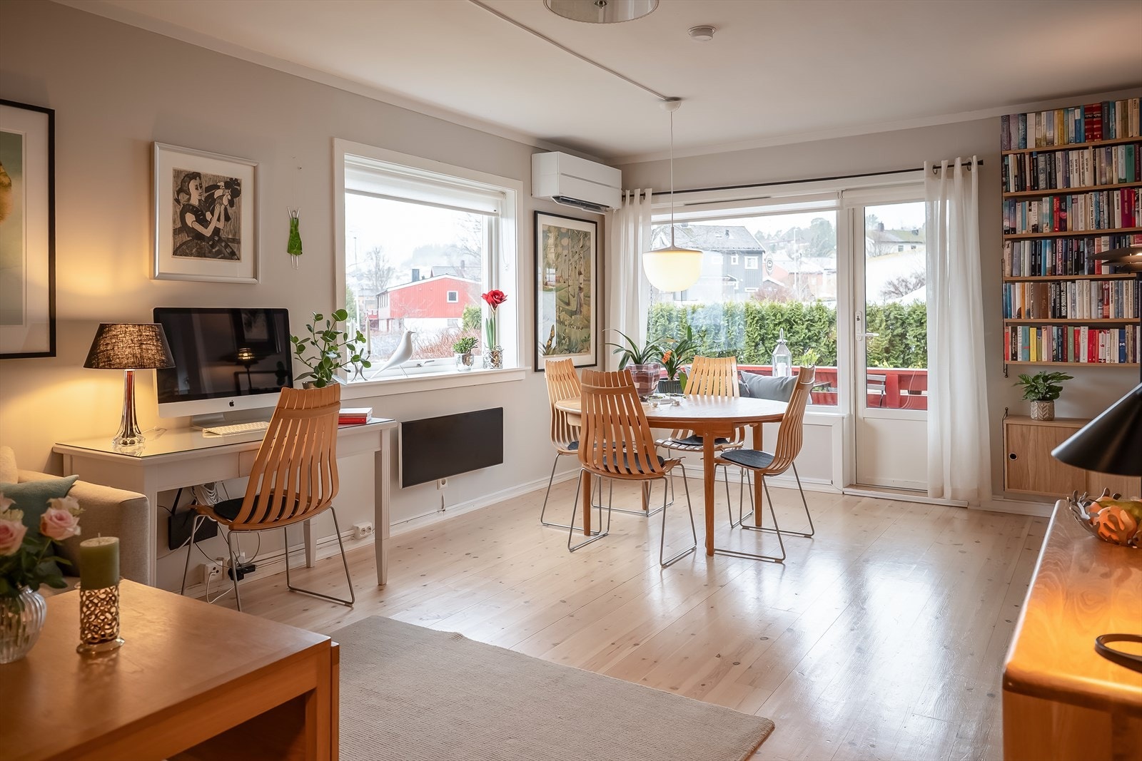 Leiligheten er innholdsrik på sine 72 kvm, med to gode soverom, romslig stue og kjøkken, et lekkert bad og en romslig balkong. Galleribilde