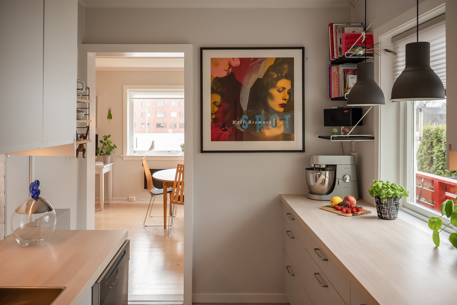 Kjøkkenet ligger i direkte tilknytning til stuen, men er likevel adskilt på en fin måte. Galleribilde