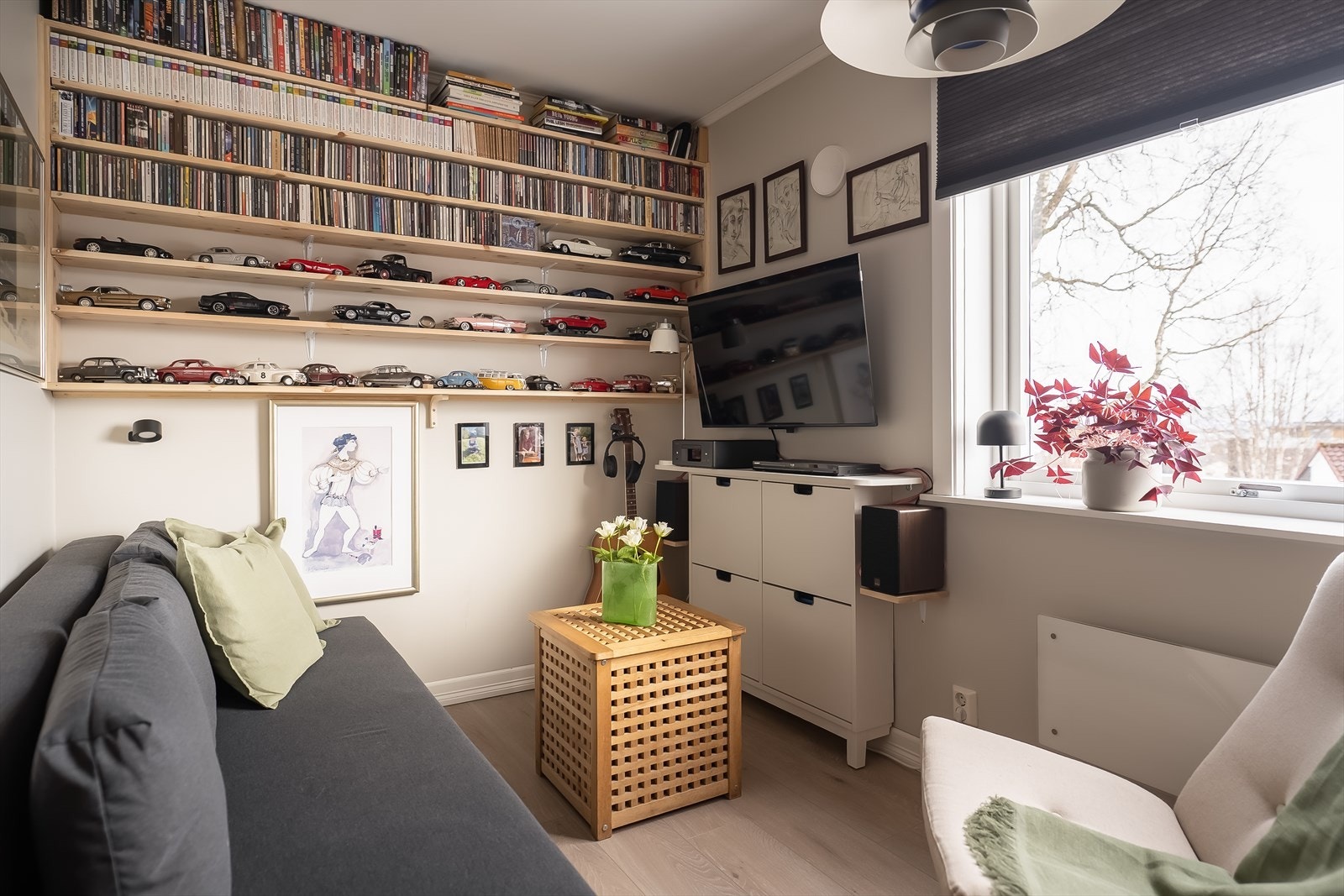 Leilighetens andre soverom er på 8,8 m² og kan enkelt tilpasses ulike behov - enten som barnerom, gjesterom eller hjemmekontor. Galleribilde