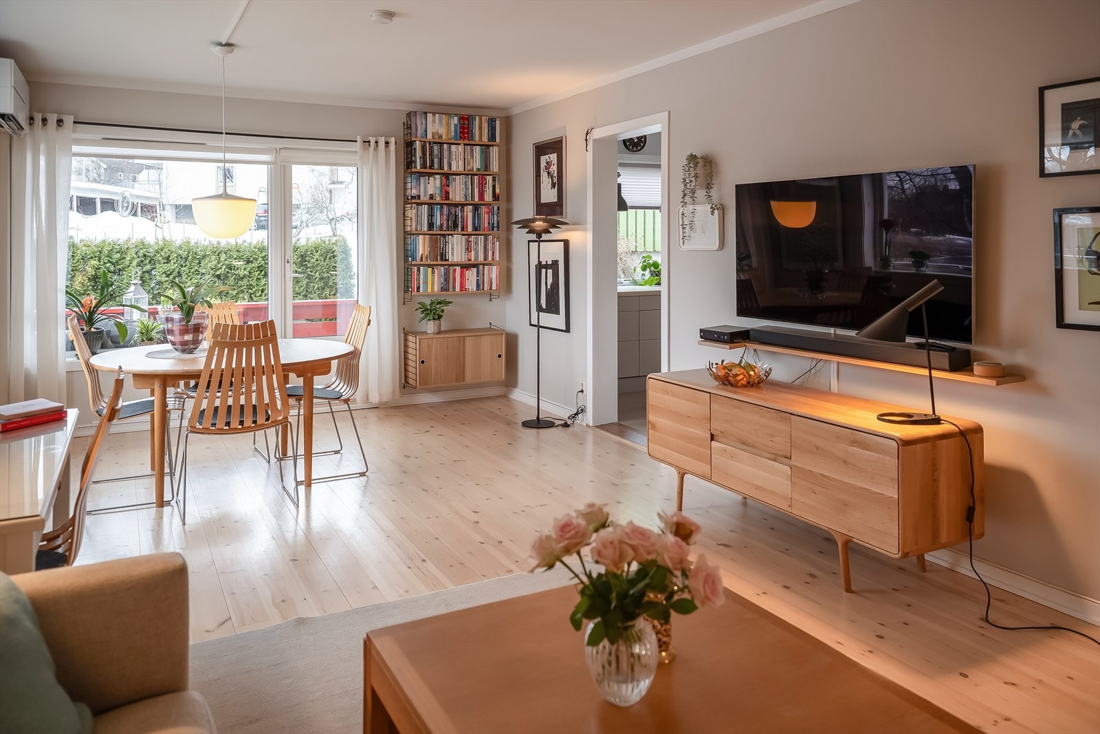 I stuen er det også god plass til et stort spisebord - perfekt for sosiale lag. Galleribilde