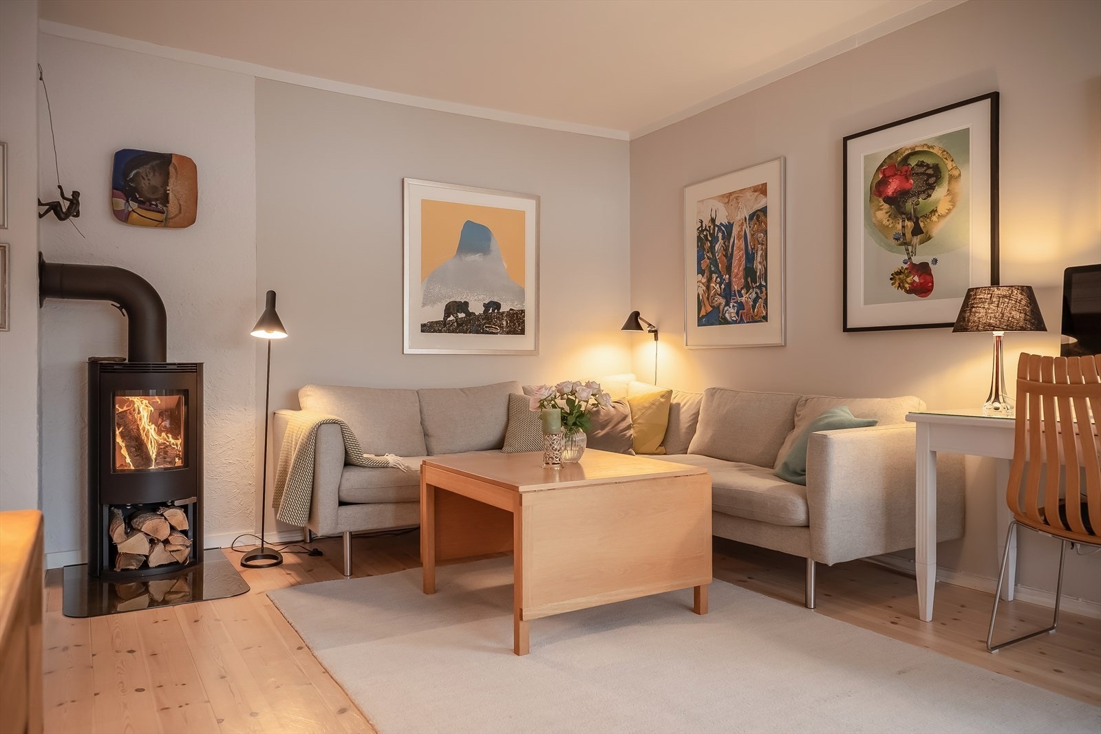 Stuen måler hele 25,2 m² og har god plass til sofa og annet møblement. Galleribilde