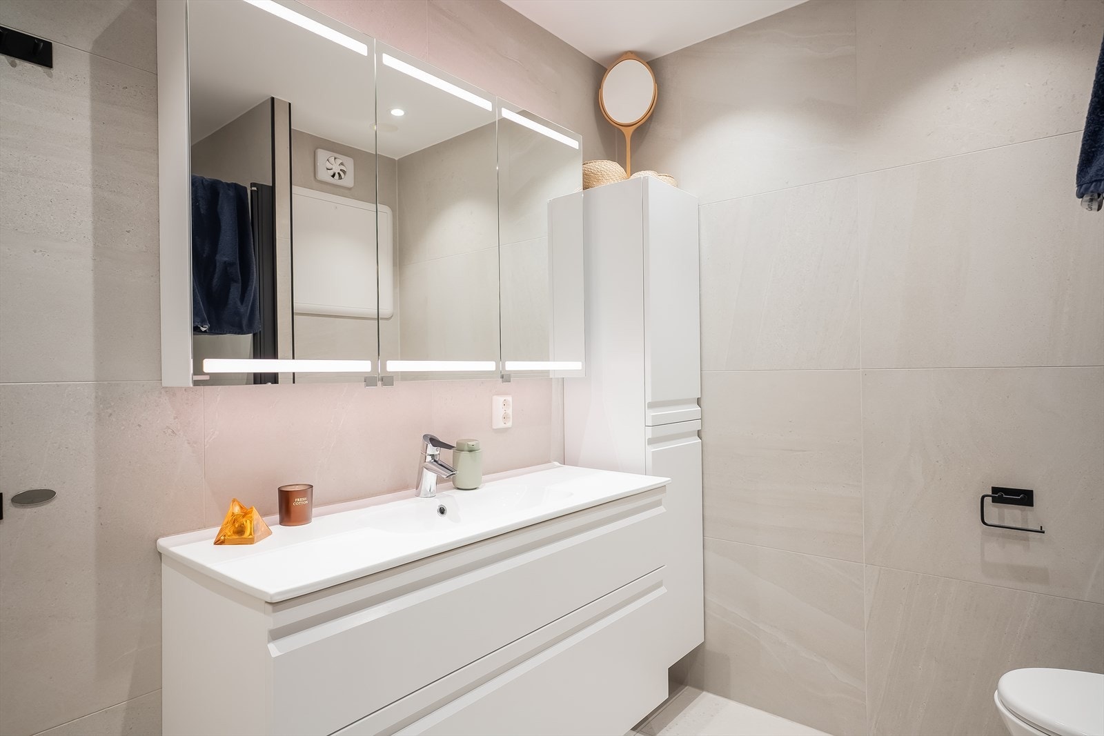 Badet holder en svært god standard med vegghengt toalett, opplegg for vaskemaskin og tørketrommel og romslig dusj. Galleribilde