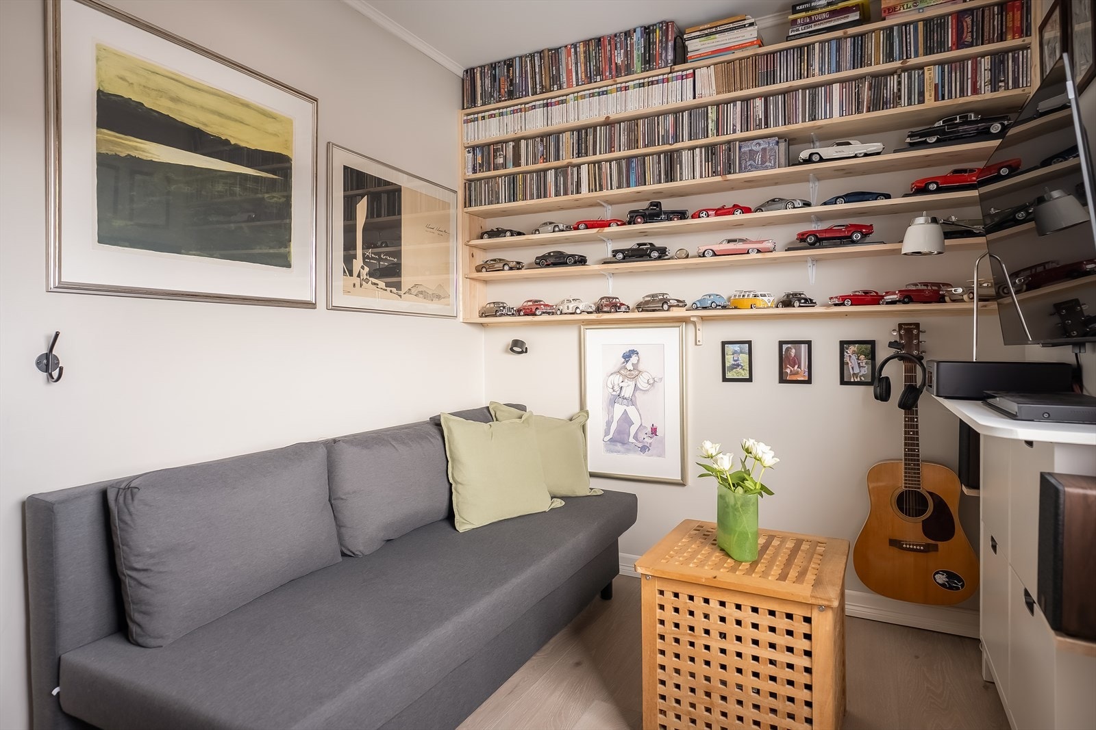 Dagens eier har valgt å innrede det andre soverommet som TV-stue og hobbyrom. Galleribilde