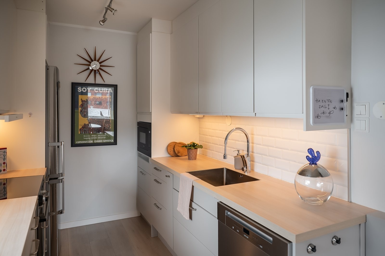 Her får du gode arbeidsflater og svært god lagringsplass i både over- og underskap. Galleribilde