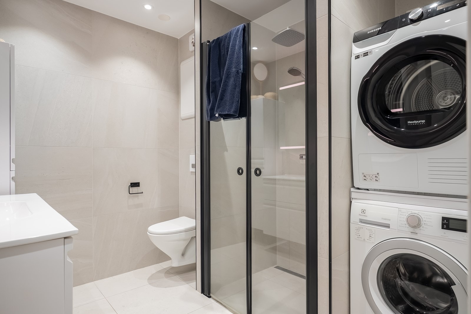 Moderne og flislagt bad på 5,4 m², vurdert til tilstandsgrad 1 av takstmann. Galleribilde