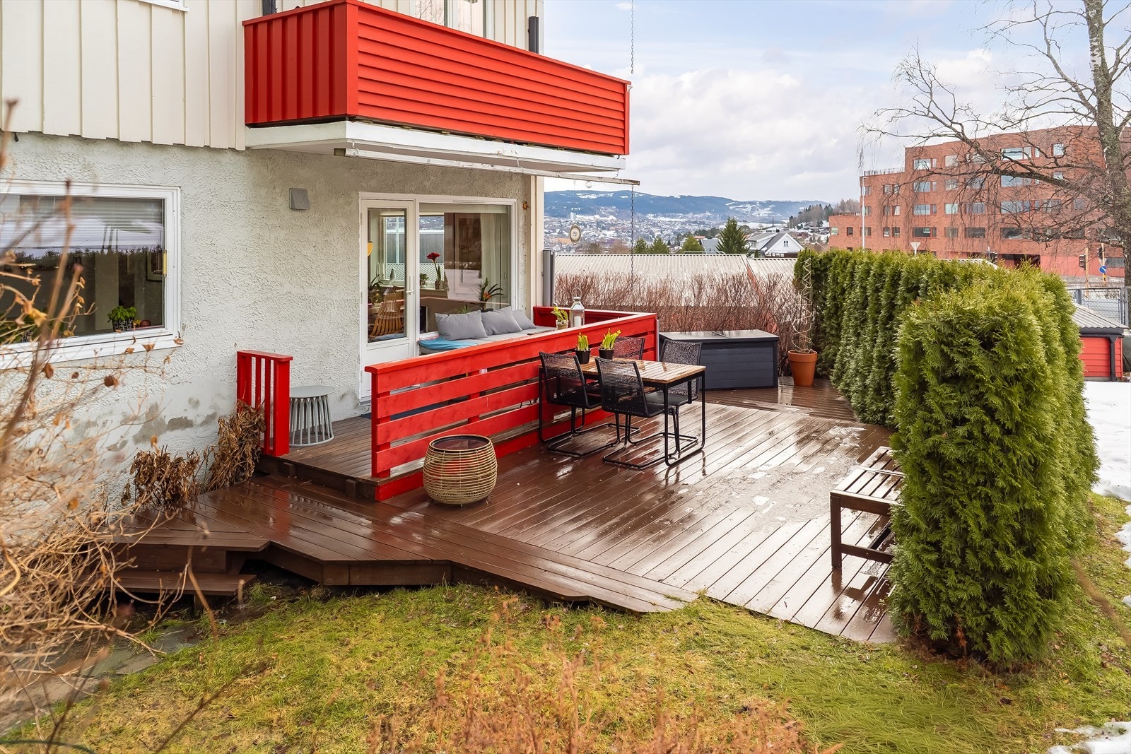 Fellesarealet fungerer som en naturlig utvidelse av boligen på sommerstid, med sol fra formiddag til kveld. Galleribilde