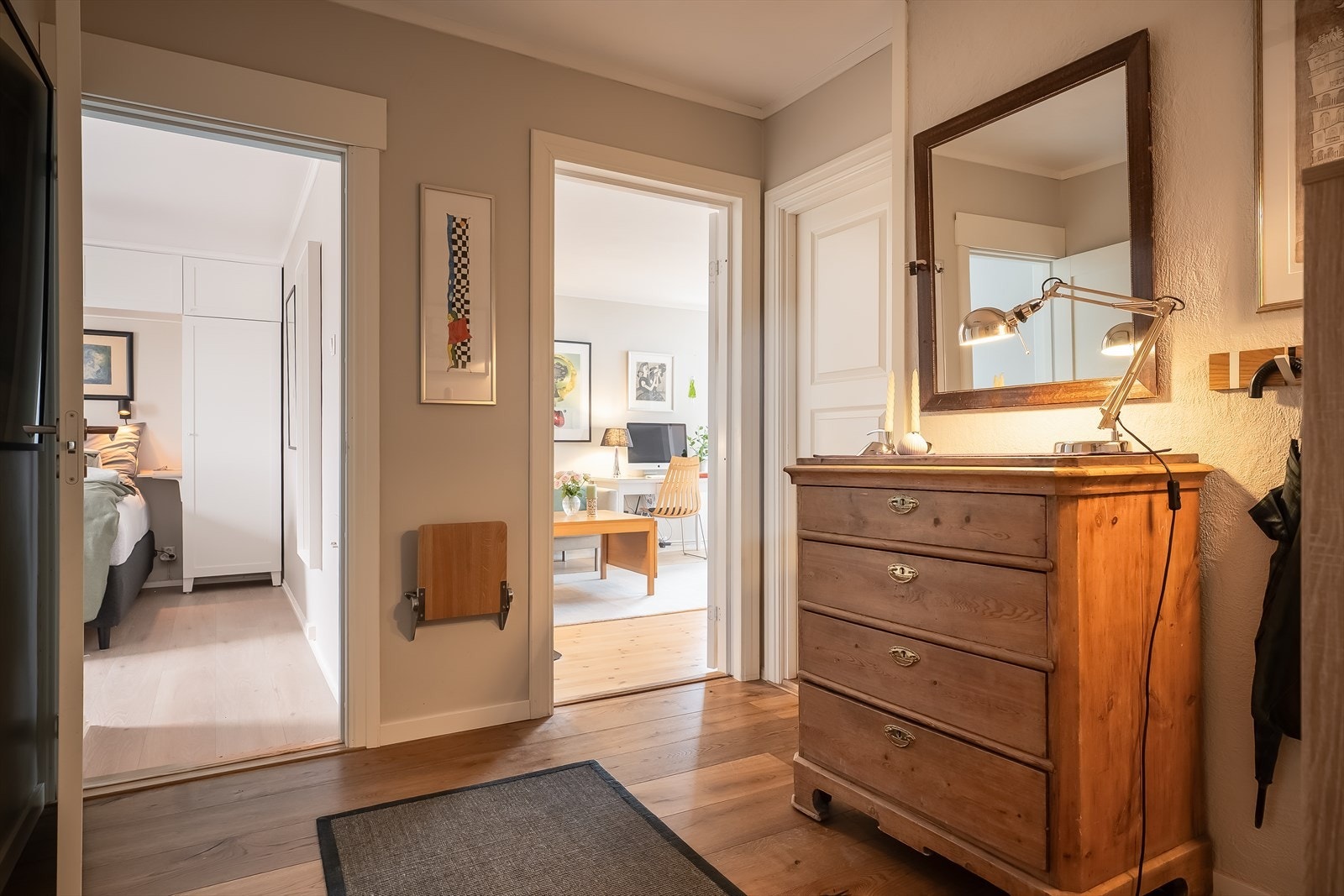 Entré på 5,8 kvm gir godt med plass til å henge fra seg sko- og yttertøy. Galleribilde