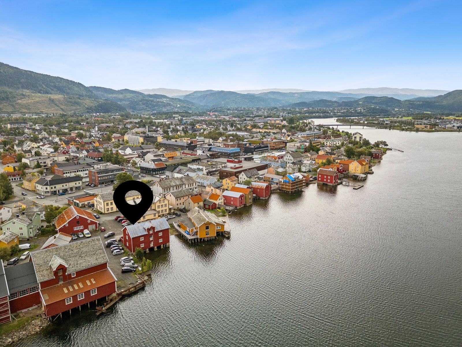 Her får du muligheten å bo i historiske Sjøgata. Sjøgata i Mosjøen består av Nord-Norges lengste rekke av trehus og -brygger fra 1800-tallet Galleribilde