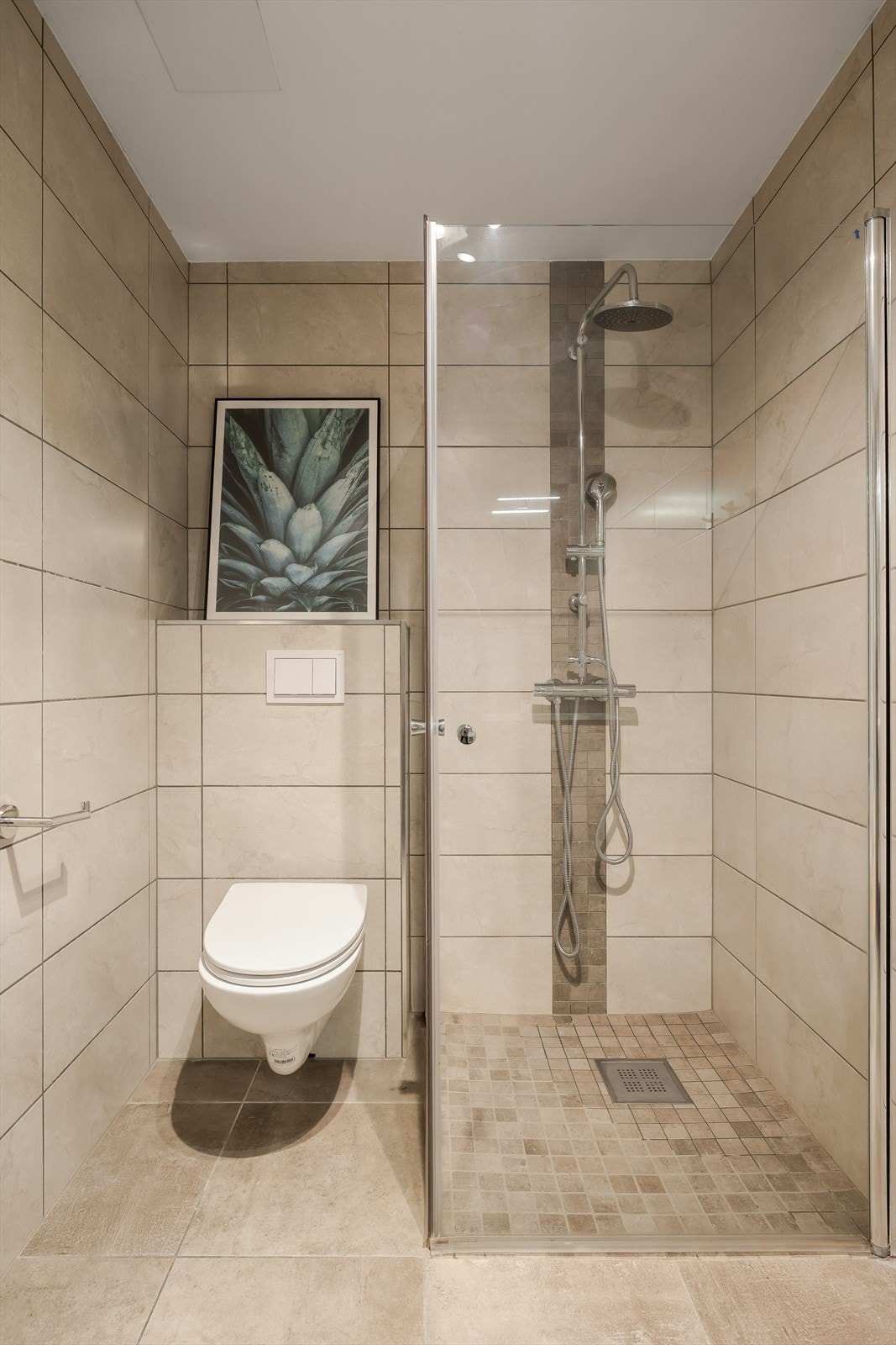 Pent og helfliset bad med varme i gulv | Vegghengt toalett, dushjørne og servant i møbel Galleribilde