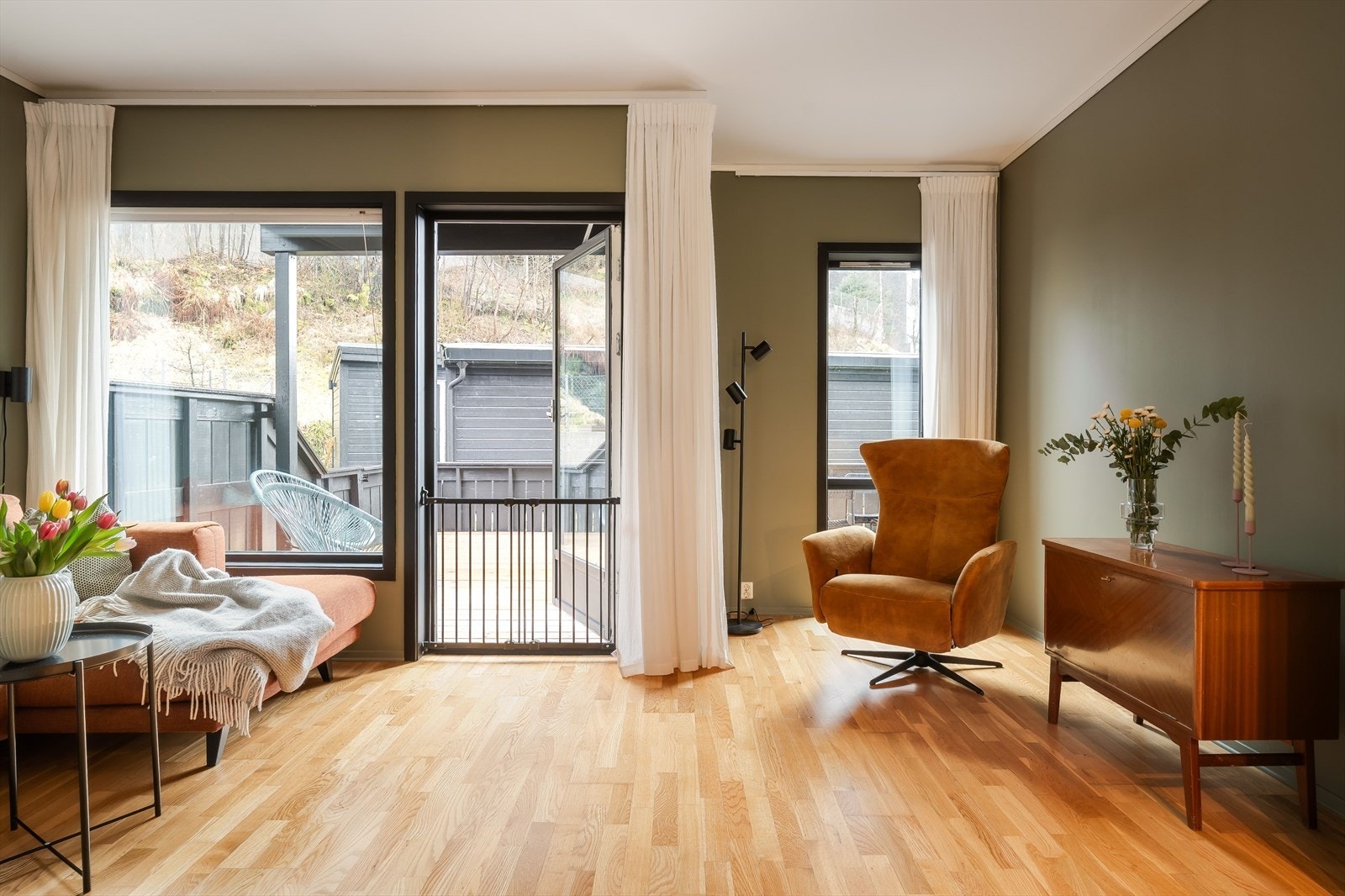 Lys og trivelig stue med god plass til sofa og tv-krok | Utgang til terrasse Galleribilde