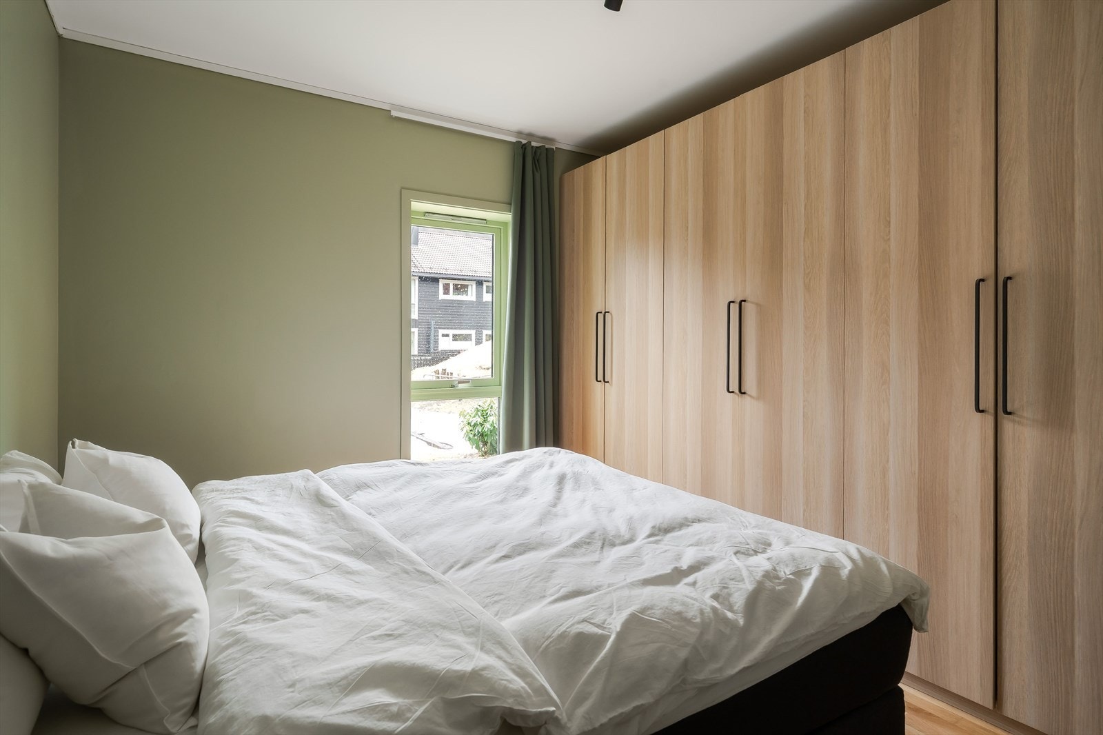 Stort og pent hovedsoverom med gode oppbevaringsmuligheter (12,6m²) Galleribilde