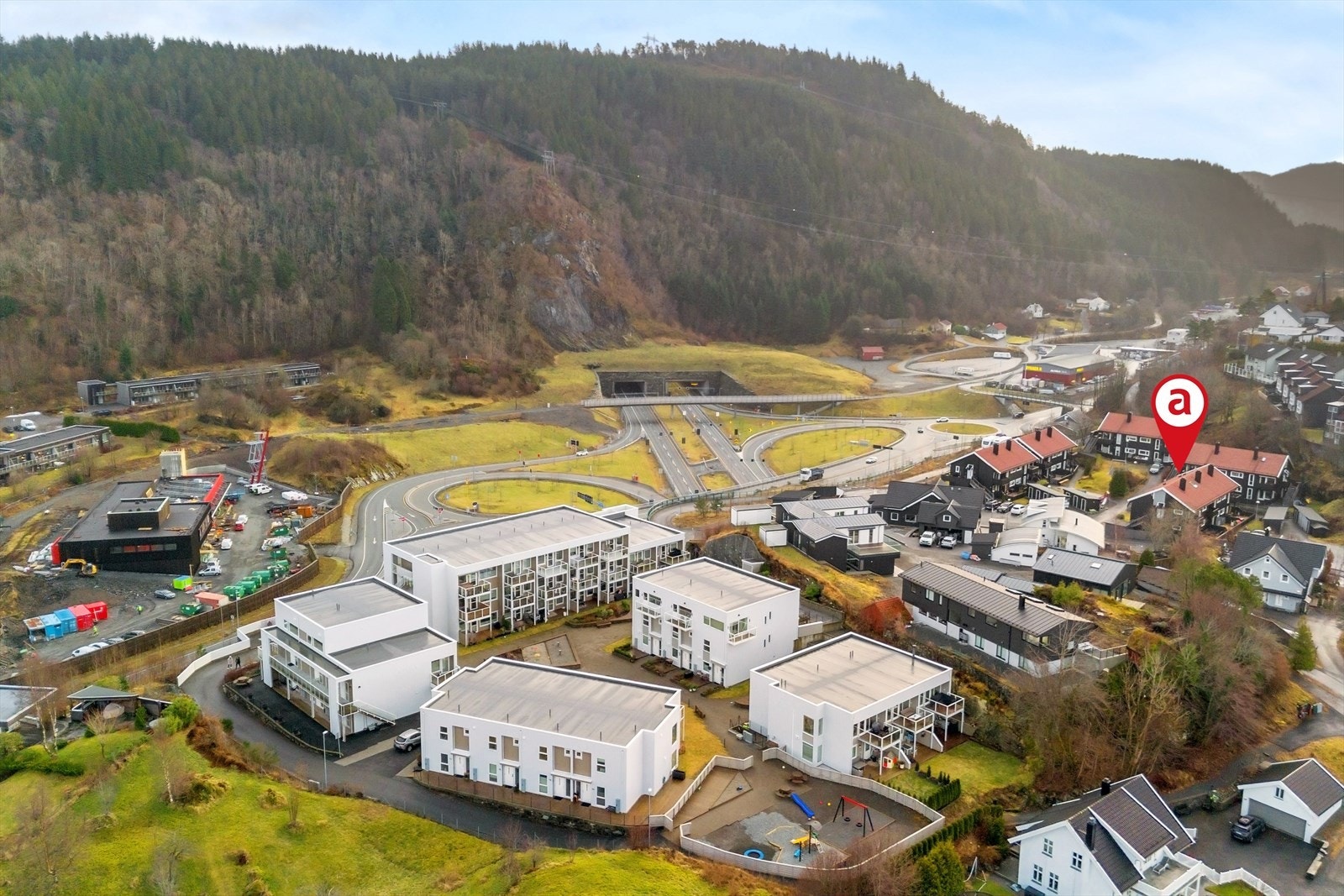 Boligen ligger i et etablerty boligtun. Her ser vi nye veien til Os som tar ca 12 min. Galleribilde