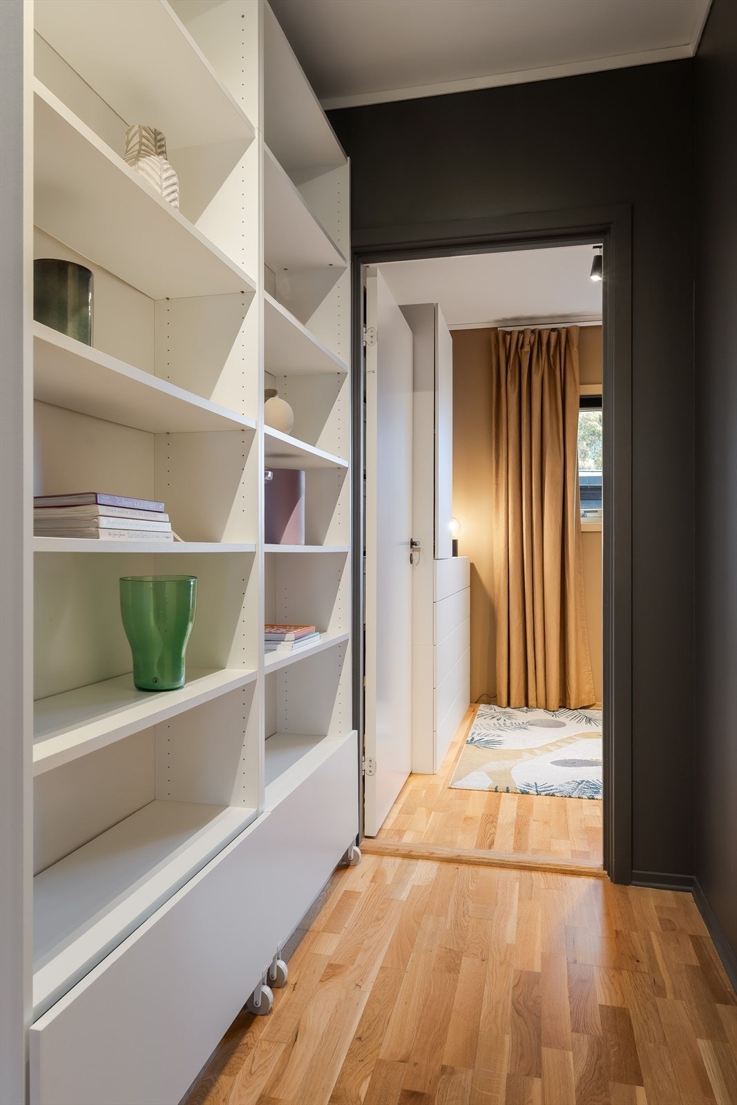 Gang mellom soverom og badet | God hylleplass Galleribilde