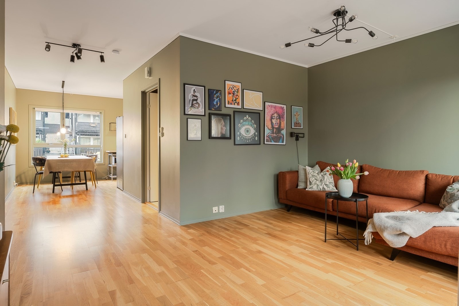 Godt lysinnslipp og romslig tilkomst mellom stue og kjøkken. Galleribilde