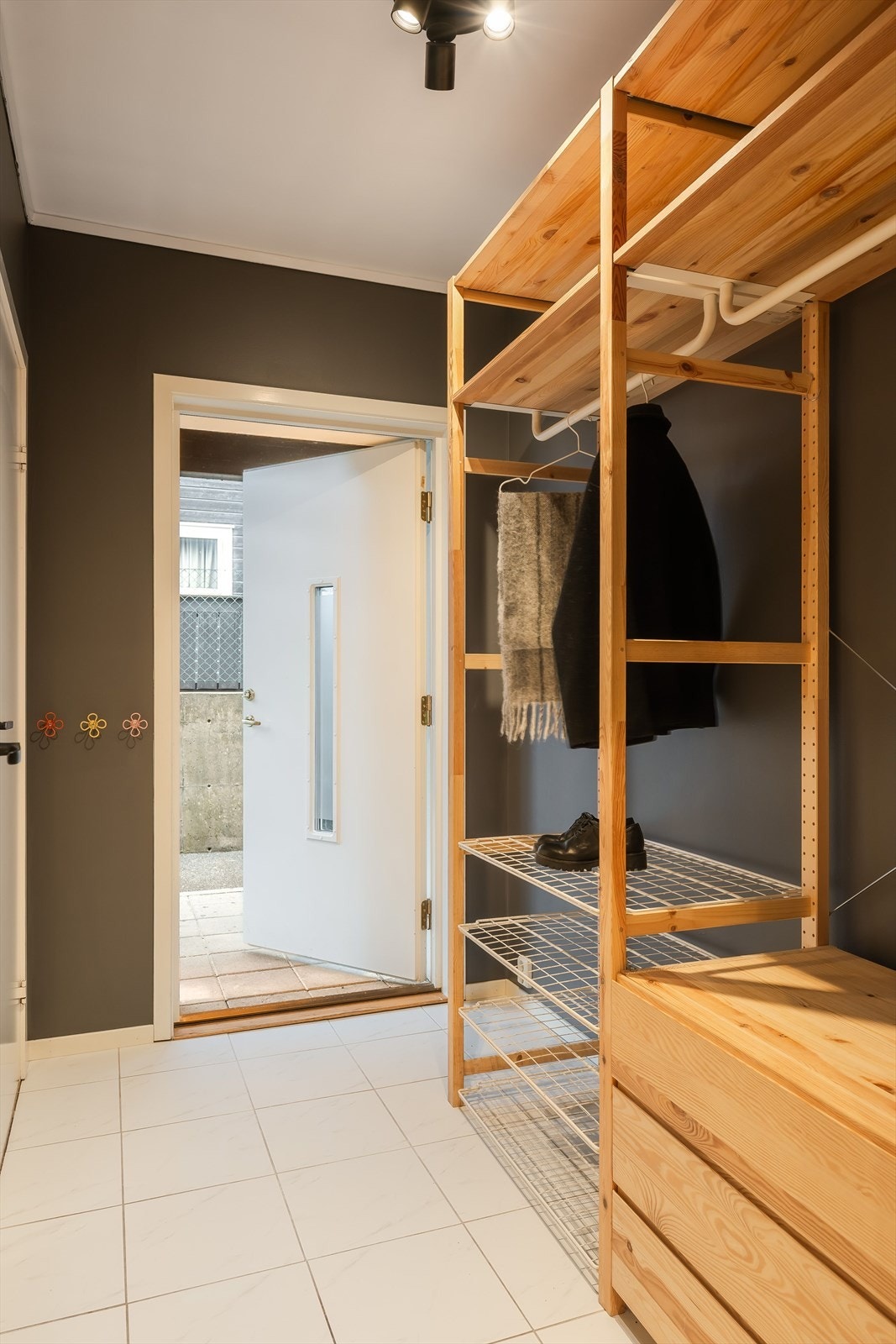 Velkommen inn! | Det første man kommer til er en entre med garderobeplass og fliset gulv | Dør til vaskerom til venstre Galleribilde