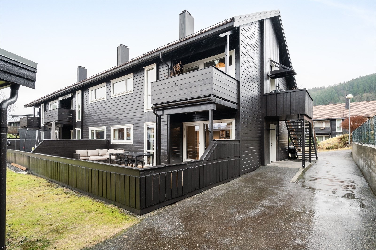 Bygget ble malt, og påkostet med nytt rekkverk/kledning på terrasse og nytt terrassebord i 2023 Galleribilde