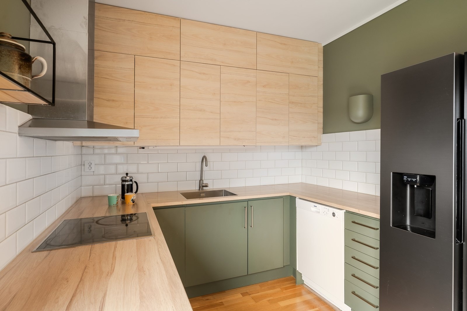 Pen og moderne kjøkkeninnredning med glatte fronter og laminert benkeplate | Oppgradert i nyere tid Galleribilde