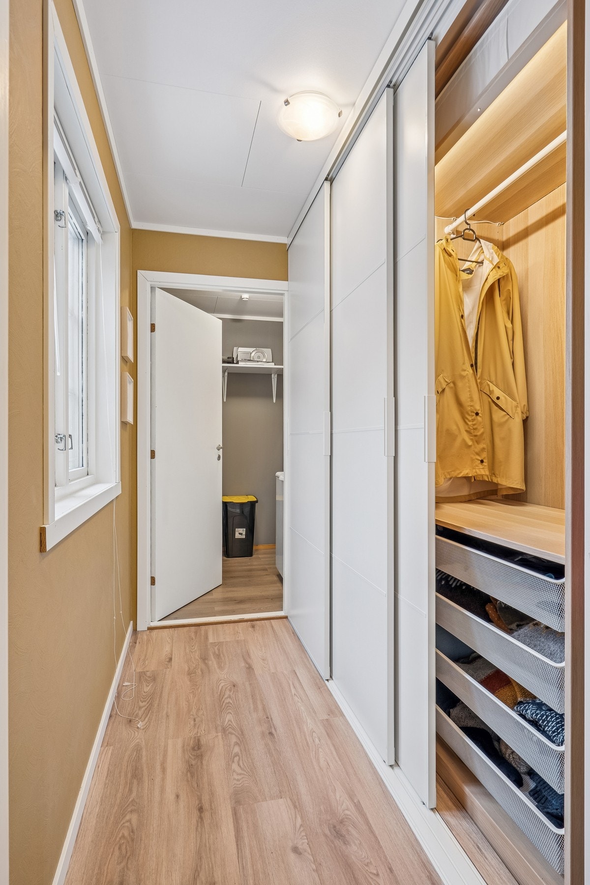 Skyvedørsgarderobe i gangen Galleribilde