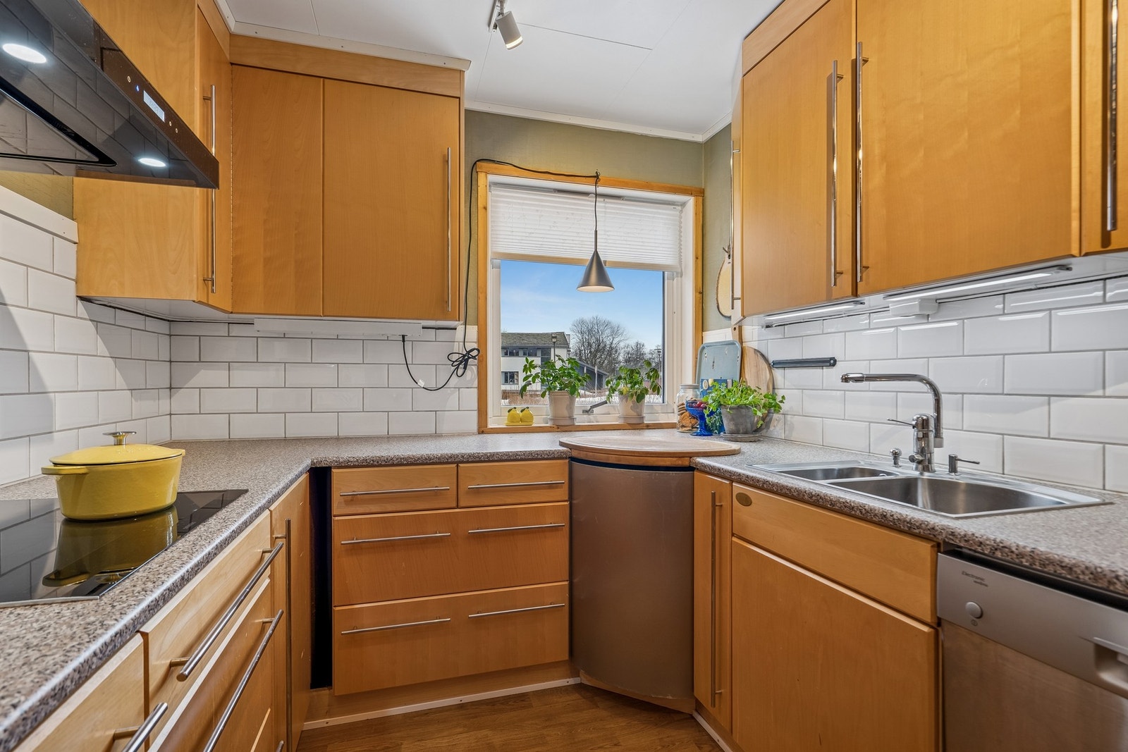 Godt med skap og benkeplass Galleribilde